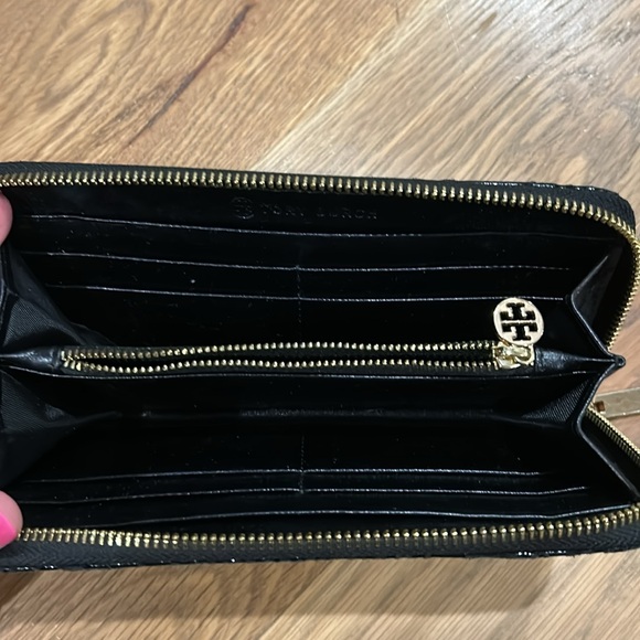 - Tory Burch// zip continental wallet - Picture 3 of 5